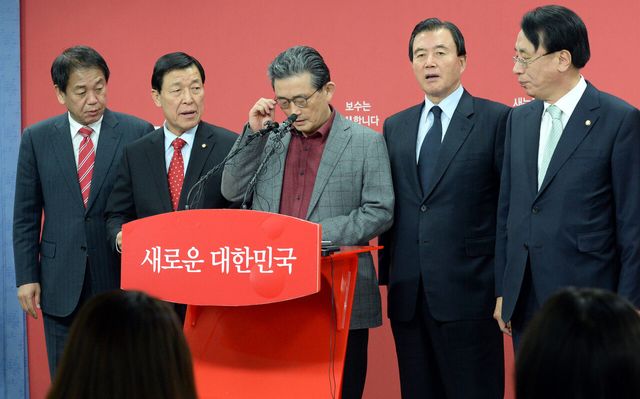 지난 2016년 3월 15일 당시 이한구 새누리당 공천관리위원장이 서울 여의도 당사에서 7차 경선지역 및 단수 우선추천지역 발표를 하던 중 명단을 확인하고 있다. 왼쪽부터 박종희 위원, 황진하 부위원장, 이한구 위원장, 홍문표, 김회선 위원. 이 공천 발표에서 친박 핵심인 윤상현 의원과 비박 5선인 이재오 의원은 20대 총선에서 공천 배제하기로 했다고 전했고 유승민 의원의 공천 여부 발표는 또 보류됐다가 최종 탈락했다. [사진제공=뉴시스]