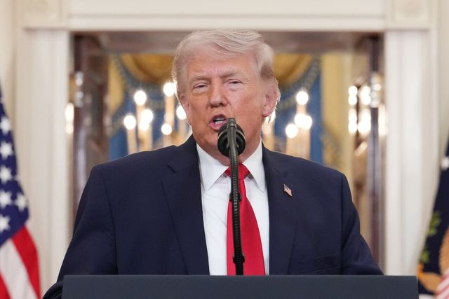 도널드 트럼프 미국 대통령이 1일(현지 시간) 백악관 크로스홀에서 이란 전쟁과 관련해 대국민 연설을 하고 있다. [사진제공=AP/뉴시스]<br>