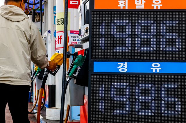 지난 1일 중동 사태에 따른 여파로 전국 평균 휘발윳값이 상승세를 보이며 1900원대를 다시 넘어섰다. 전국 평균 휘발윳값 1900원대 재진입은 기름값 상승세가 지속되던 지난달 9일 이후 23일 만이며, 정부의 석유제품 최고가격제 시행 이후 처음이다. [사진=뉴시스]