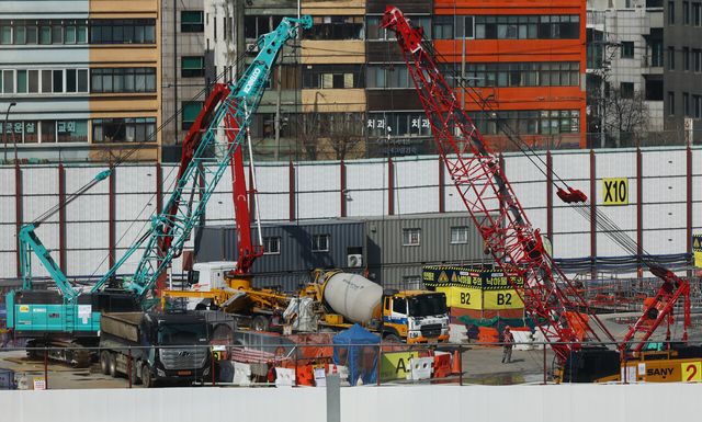 지난달 4일 서울에 한 공사현장에서 근로자들이 작업을 이어가고 있다. [사진제공=뉴시스]