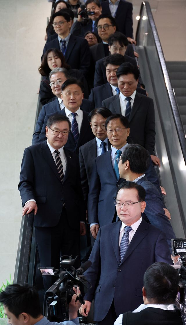 김부겸 전 국무총리가 3월 30일 오전 서울 여의도 국회 소통관에서 대구시장 출마선언 기자회견을 마친 후 이동하고 있다. [사진제공=뉴시스]