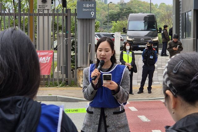 20일 세종시 기획예산처 앞에서 공익인권법재단 공감 조인영 변호사가 발언하고 있다. [사진제공=한국정신장애인연합회]<br>