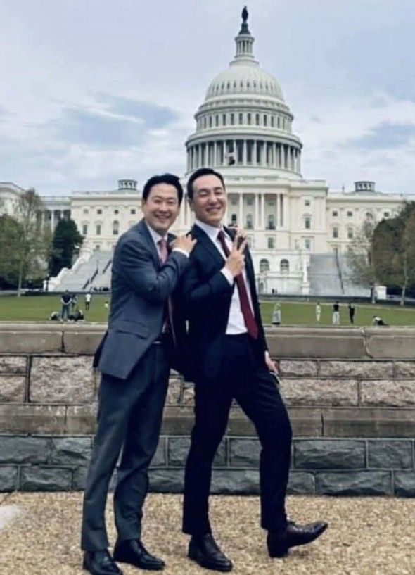 장동혁 대표가 미국을 방문해 김민수 최고위원과 웃으며 포즈를 취하고 있다. [사진제공=김종혁 전 최고위원 SNS]