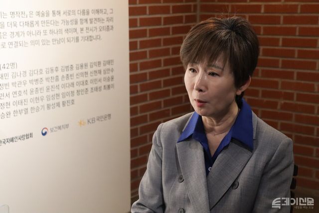 인터뷰를 진행하고 있는 김은정 '세상을 밝히는 명작전' 기획자&nbsp;ⓒ투데이신문