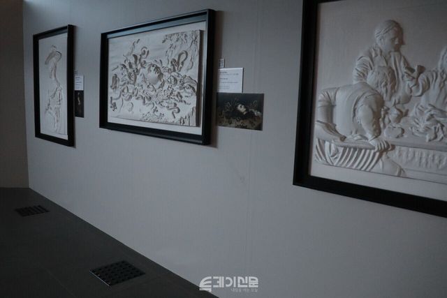 직접 만질 수 있는 작품 아래 검은색 바닥 유도 블록이 설치된 모습&nbsp;©투데이신문<br>