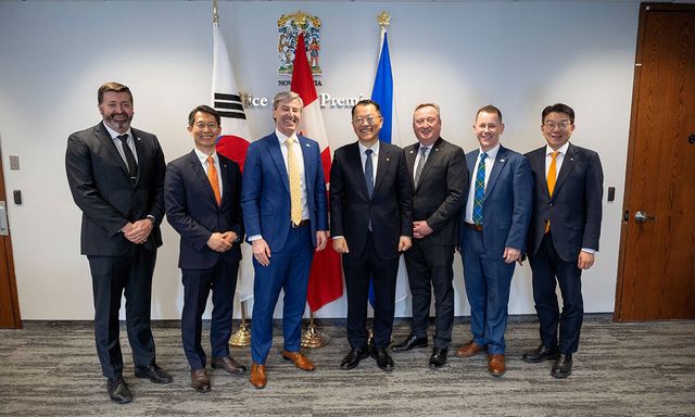 한화오션은 지난 15일 김희철 대표(왼쪽 네 번째)가 최근 캐나다 핼리팩스를 방문해 팀 휴스턴 노바스코샤 주총리(왼쪽 세 번째) 등과 만나 방산·산업 협력 방안을 논의했다고 밝혔다. [사진=한화오션]