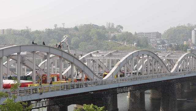 2024년 4월 17일 당시 서울 한강대교 교량에서 신원 미상의 남성이 투신 소동을 벌여 소방당국 등이 현장에 출동해 있다. [사진제공=뉴시스]<br>