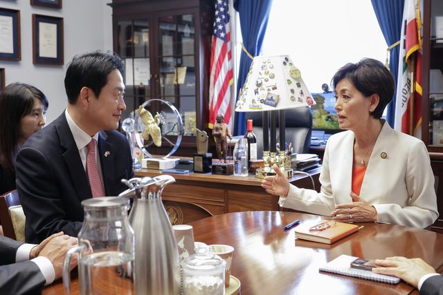 방미중인 장동혁 국민의힘 대표가 14일(현지시간) 미국 워싱턴 D.C. 영 김(Young Kim) 연방 하원의원 동아태소위 위원장 집무실에서 영 김 위원장을 면담하고 있다. [사진제공=국민의힘]