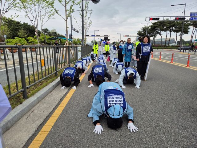 20일 정신장애인 당사자와 단체들이 세종시 기획예산처부터 보건복지부까지 3보 1배 행진을 진행하고 있다. [사진제공=한국정신장애인연합회]