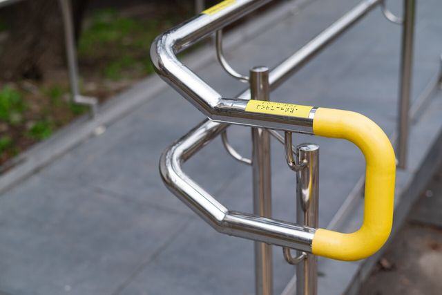 보행 도로 손잡이에 부착돼 있는 점자 스티커. [사진제공=게티이미지뱅크]