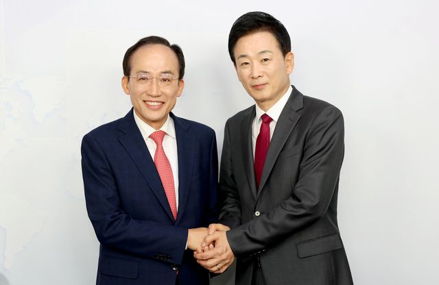 19일 대구 중구 매일신문사 스튜디오에서 열린 '제9회 전국동시지방선거 국민의힘 대구광역시장 경선 비전토론회'에서 유영하(오른쪽) 후보와 추경호 후보가 토론회 시작에 앞서 기념촬영을 하고 있다. [사진제공=뉴시스]