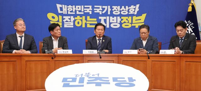 정청래 더불어민주당 대표가 20일 오후 서울 여의도 국회에서 기자간담회를 열고 국회의원 재보궐선거 전략공천 관련 발언을 하고 있다. [사진제공=뉴시스]