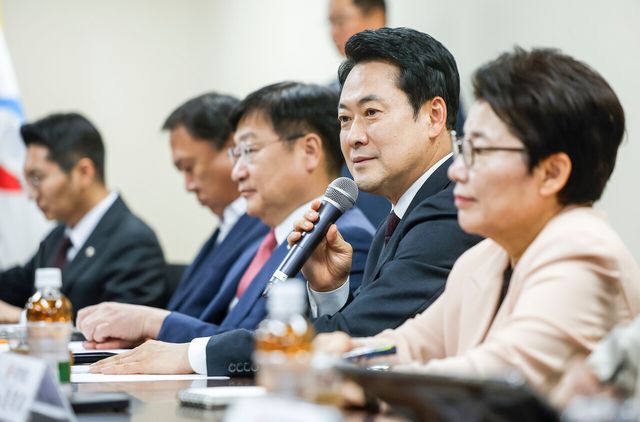 장동혁 국민의힘 대표가 21일 서울 영등포구 한국노총 서울지역본부 회의실에서 열린 국민의힘-한국노총 서울지역본부 간담회에서 인사말을 하고 있다. [사진제공=뉴시스]