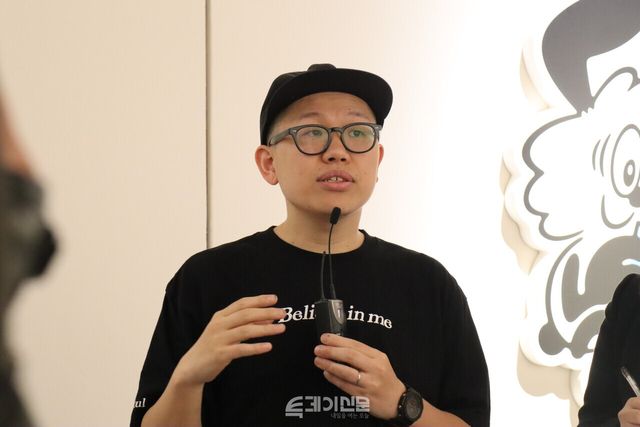 21일 오전 서울 송파구 롯데뮤지엄에서 전시 <아이 빌리브 인 미(I Believe in Me)>를 기념해 열린 기자간담회에 작가 타카키 이와타가 참석한 모습.&nbsp;©투데이신문