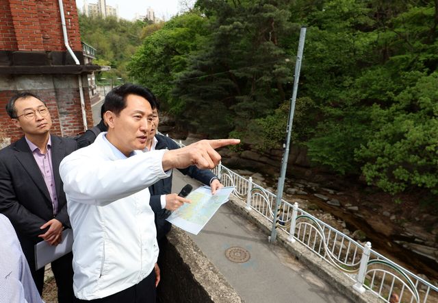 오세훈 서울시장이 21일 서울 성북구 정릉공영차고지 복합개발사업 현장을 방문해 주변을 둘러보고 있다. 오 시장은 이번 지방선거에서 독자적인 선대위를 꾸릴 것으로 알려진다. [사진제공=뉴시스]