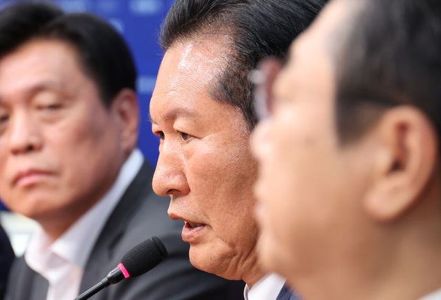 정청래 더불어민주당 대표가 20일 오후 서울 여의도 국회에서 기자간담회를 열고 국회의원 재보궐선거 전략공천 관련 발언을 하고 있다. [사진제공=뉴시스]