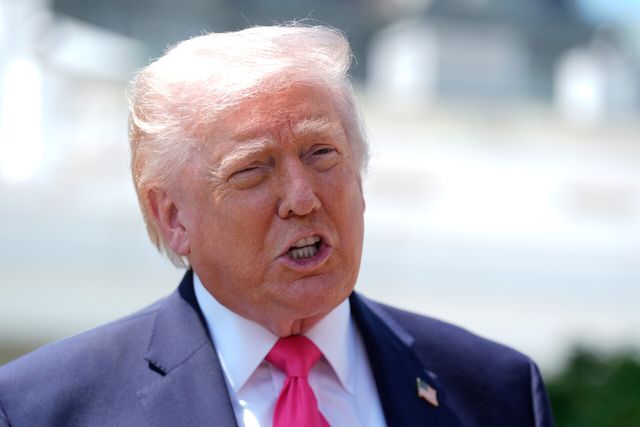 도널드 트럼프 미국 대통령이 16일(현지시간) 백악관을 나서며 취재진 질문에 답하고 있다. [사진제공=AP/뉴시스]<br>