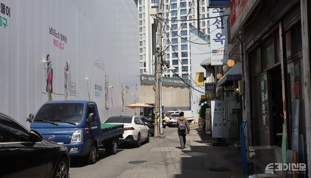 을지로 3가역 일대 재개발 구역. 낡은 상가와 공사 가림벽이 마주보고 있다.&nbsp;ⓒ투데이신문