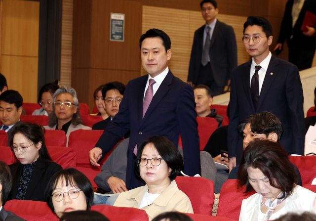 장동혁 국민의힘 대표가 23일 오전 서울 여의도 국회 의원회관 대회의실에서 열린 AI·디지털 전환 시대, 직업훈련의 품질개선과 혁신, 지원 개선 방안 토론회에 참석하고 있다. [사진제공=뉴시스]