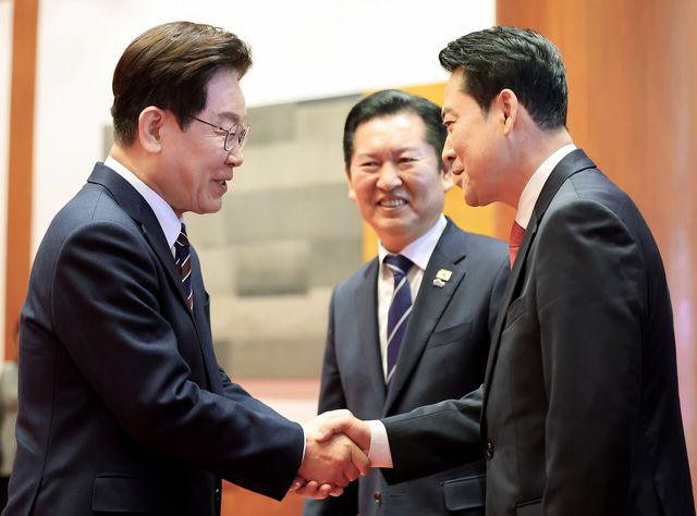 이재명 대통령이 7일 청와대에서 열린 여야정 민생경제협의체 회담 및 오찬에서 장동혁 국민의힘 대표와 악수하고 있다. [사진제공=뉴시스]