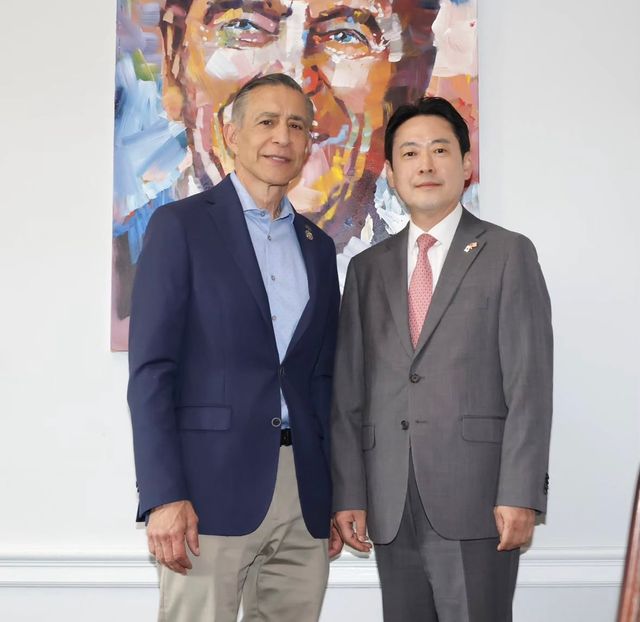 국민의힘 장동혁 대표가 방미 때 대럴 아이사 미국 하원의원을 만나 포즈를 취하고 있다. [사진제공=김민수 최고위원 스레드 캡처]