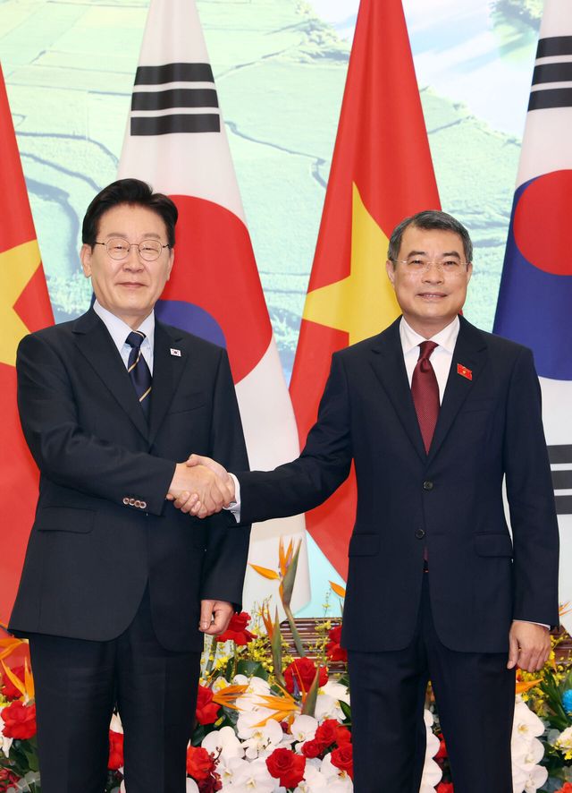 &nbsp;이재명 대통령과 레 민 흥 베트남 총리가 23일(현지시간) 하노이 총리실에서 기념촬영을 하고 있다. [사진제공=뉴시스]