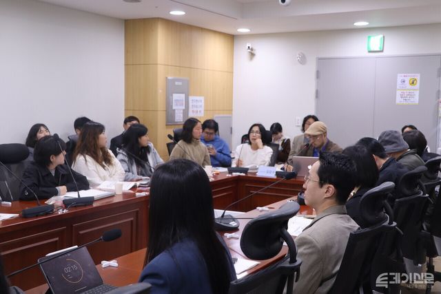 지난 22일 국회 토론회 ‘예술활동증명, 현장의 언어로 묻다’에서 참가자들이 자유토론을 진행하고 있는 모습.&nbsp;&nbsp;ⓒ투데이신문