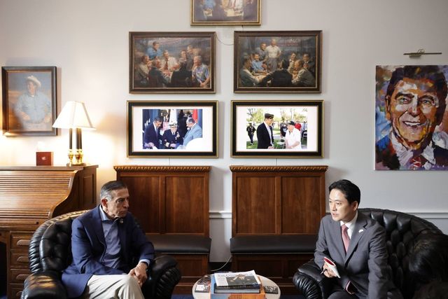 장동혁 대표가 공화당 아이사 의원을 만나 이야기를 나누고 있다. [사진제공=김민수 최고위원 스레드 캡처]