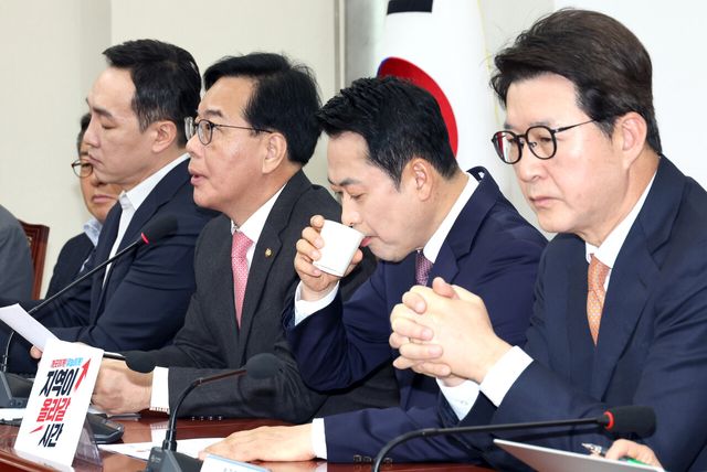 장동혁 국민의힘 대표가 23일 오전 서울 여의도 국회에서 열린 최고위원회의에서 물을 마시고 있다. [사진제공=뉴시스]