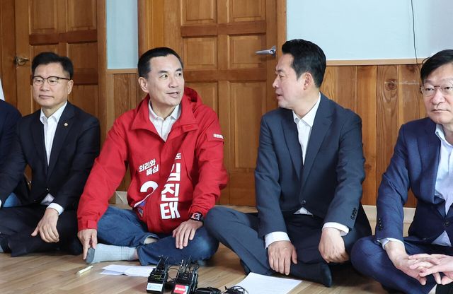 국민의힘 장동혁 대표와 김진태 강원도지사 예비후보가 22일 오전 강원도 양양군 손양면 수산리어촌마을회관에서 열린 지도부 방문 지방선거 공약 발표 현장에서 대화를 하고 있다. 이 자리에서 김 지사가 장 대표에게 ‘결자해지 하라’며 쓴소리를 해 분위기가 어색해지기도 했다. [사진제공=뉴시스]