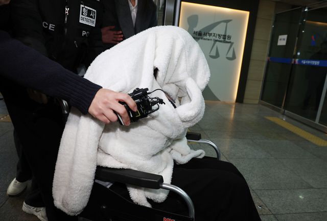 약에 취한 상태로 서울 반포대교를 운전하다가 한강 둔치로 추락한 포르쉐 차량 운전자 30대 여성 A씨가 지난 2월 27일 서울 마포구 서울서부지방법원에서 마약류관리법 위반 및 도로교통법상 약물운전 혐의로 구속 전 피의자 신문(영장실질심사)를 받기 위해 출석하고 있는 모습. [사진제공=뉴시스]