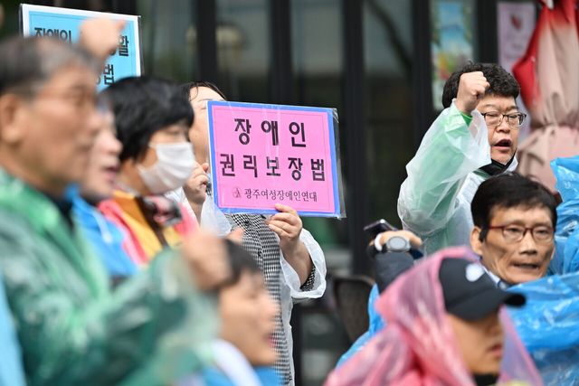 지역 장애인 단체들이 2024년 11월 오전 광주 서구 치평동 더불어민주당광주시당 앞에서 기자회견을 열고 장애인 권리보장법 제정을 요구하고 있다. [사진제공=뉴시스]