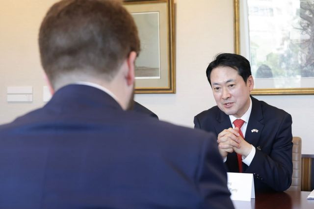 국민의힘은 장동혁 대표가 미국 체류 일정을 연장한 이후인 16일(현지시간)에 진행한 일정 관련 사진을 이날 출입기자단에 배포했다. 사진은 장 대표와 미국 국무부 차관보의 면담 모습. 그런데 최근 이 차관보는 차관 비서실장으로 밝혀져 장 대표의 거짓말이 논란이 되고 있다. [사진제공=국민의힘]<br>