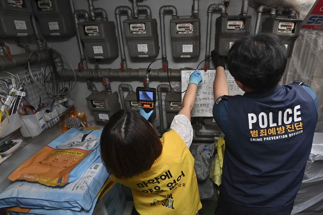 캠퍼스 ‘마약 던지기’ 집중 단속 현장 점검이 진행된 지난해 8월 26일 서울의 한 대학가에서 다빈도 시설물에 대한 탐색 작업을 펼치고 있다. [사진제공=뉴시스]