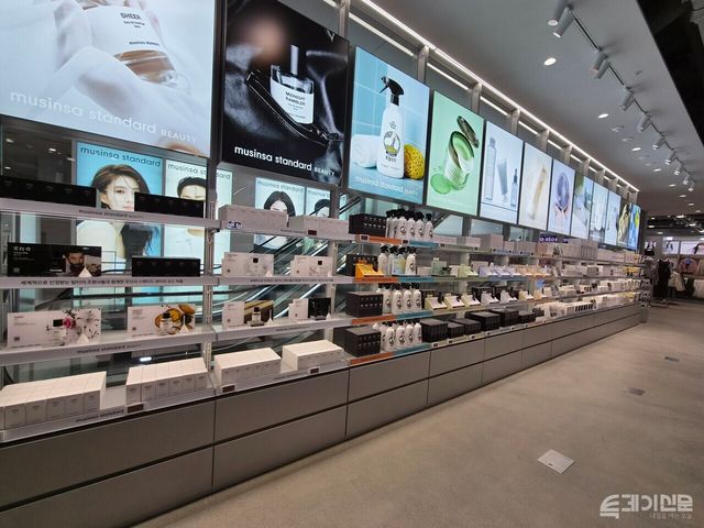 3층 ‘무신사 스탠다드’ 공간에는 의류와 함께 ‘무신사 홈’ 제품이 배치됐다. ⓒ투데이신문