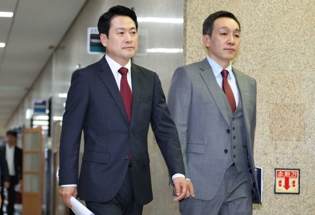 장동혁 국민의힘 대표가 미국 방문에 동행한 김민수 최고위원과 함께 20일 오전 서울 여의도 국회에서 열린 최고위원회의에 참석하고 있다. [사진제공=뉴시스]