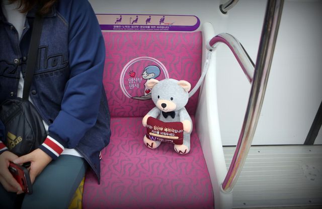 대전도시철도 임산부석에 놓여진 테디베어. [사진제공=뉴시스]