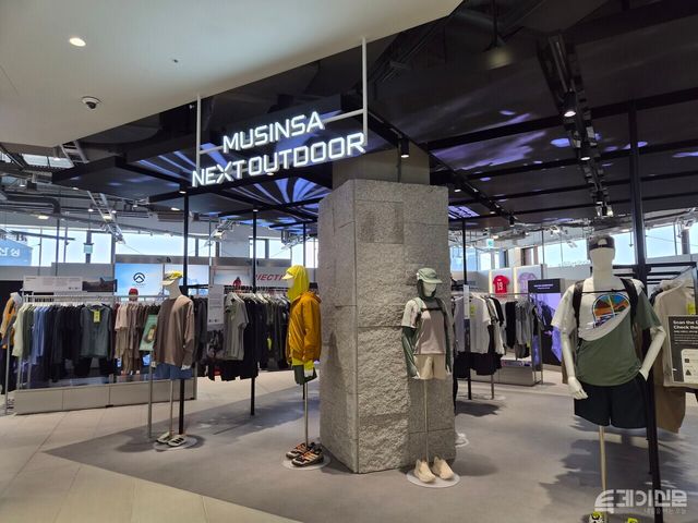 4층 ‘무신사 넥스트아웃도어’ 맞은편에는 ‘무신사 런’의 러닝화 제품이 함께 배치돼 있다. 별도의 층 이동 없이 아웃도어 의류와 러닝화 제품을 한 공간에서 비교·선택할 수 있다. ⓒ투데이신문<br>