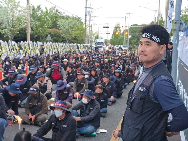 지난 24일 오후 7시&nbsp;진주시 정촌면 CU진주물류센터 앞에서 사망 조합원을 기리는 추모 촛불집회가 진행되고 있다. [사진제공=화물연대본부]