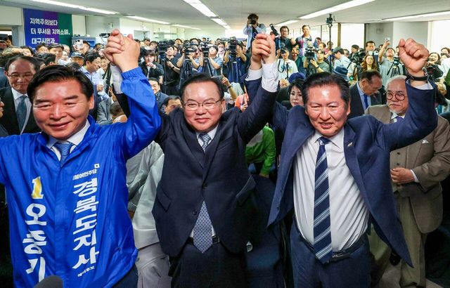 오중기(왼쪽부터) 더불어민주당 경북도지사 후보와 김부겸 대구시장 예비후보, 정청래 대표가 26일 대구 달서구 선거사무소 개소식에서 기념촬영을 하고 있다. [사진제공=뉴시스]