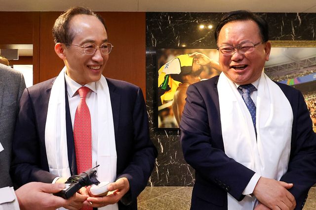 대구시장 여야 후보로 확정된 민주당 김부겸 후보와 국민의힘 추경호 후보가 지난 5일 대구 수성구 대구스타디움에서 열린 2026 대구 기독교 부활절 연합예배에서 대화하고 있다. [사진제공=뉴시스]