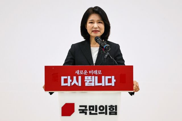 국민의힘 대구시장 경선에서 컷오프(공천 배제)된 이진숙 전 방송통신위원장이 25일 오전 대구 수성구 국민의힘 대구시당에서 6·3 지방선거 대구시장 불출마 뜻을 밝히고 있다. [사진제공=뉴시스]