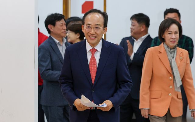 6·3 지방선거 국민의힘 대구시장 후보로 확정된 추경호 의원이 26일 대구 수성구 국민의힘 대구시당에서 수락연설을 하기 위해 입장하고 있다. [사진제공=뉴시스]