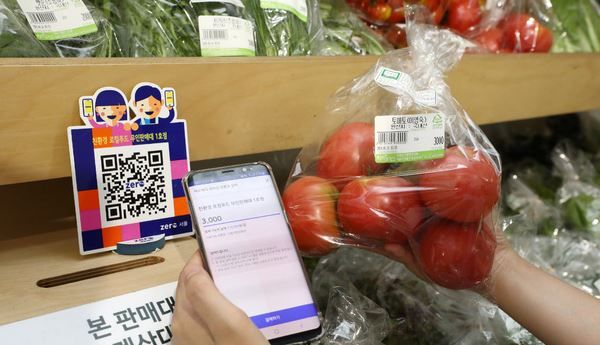 제로페이로 결제하는 모습.[사진출처=뉴시스]