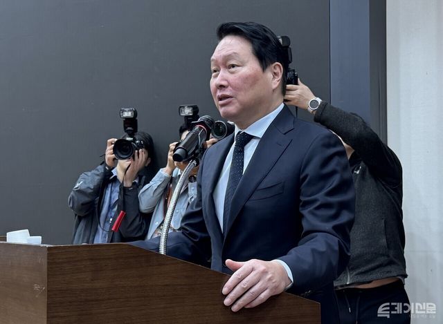 SK그룹 최태원 회장. 최 회장은 28일 서울 여의도 국회 의원회관에서 열린 정책세미나에 대한상공회의소 회장 자격으로 참석해 강연했다.&nbsp;ⓒ투데이신문<br>