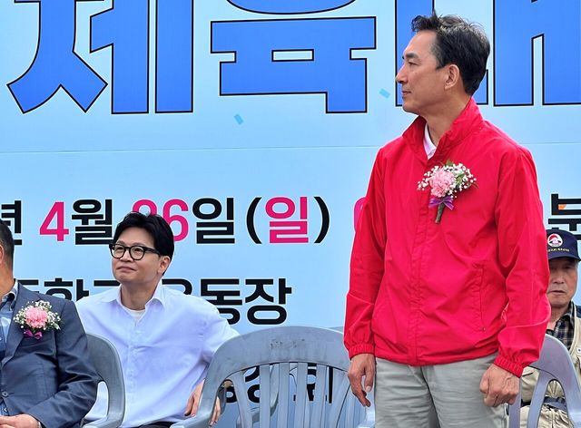 지난 26일 오전 부산 북구 구포초등학교에서 열린 제42회 총동창회 한마음 체육대회 개막식에 참석한 한동훈 전 국민의힘 대표(왼쪽)와 박민식 전 국가보훈부 장관. [사진제공= 뉴시스]<br>