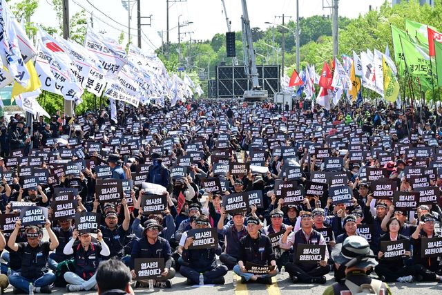 지난 25일 경남 진주시 정촌면 예하리에서 열린 ‘열사정신 계승! CU 투쟁승리! 화물연대 총력투쟁 결의대회’의 전경.&nbsp;[사진제공=뉴시스]