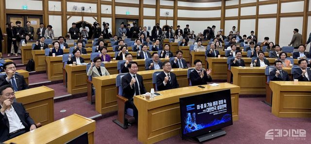 최태원 회장과 여야 의원 40여명이 기념 촬영을 하고 있다. ⓒ투데이신문<br>