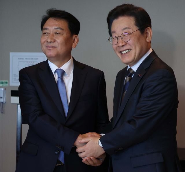 지난해 3월 이재명 당시 더불어민주당 대표와 이광재(왼쪽) 전 국회 사무총장이 서울 여의도의 한 음식점에서 만나 악수하고 있다. [사진제공=뉴시스]