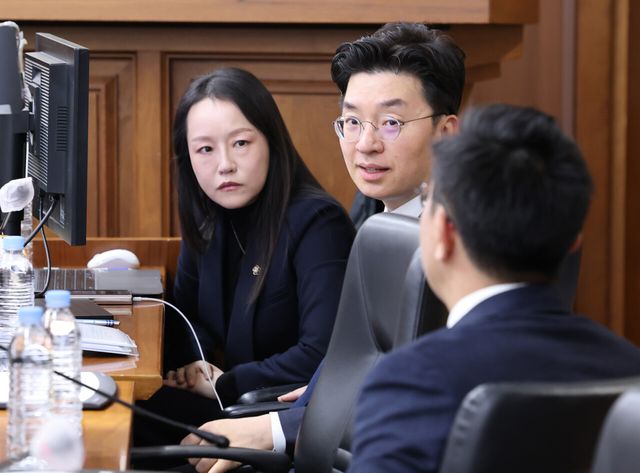 지난해 12월 3일 서울 서초구 서울중앙지방법원에서 주가조작과 통일교 청탁 등의 혐의를 받는 김건희 씨의 결심공판 진행된 가운데 김건희 변호인단이 대화를 주고받고 있다. [사진제공=뉴시스]